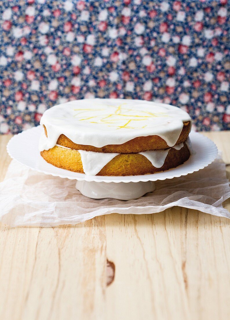 Zitronen-Kokosnuss-Kuchen mit Zuckerglasur