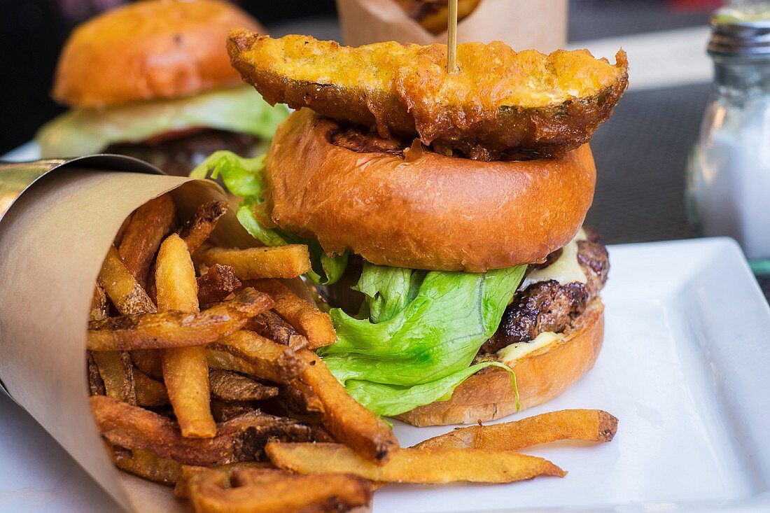 Beefburger mit Pommes Frites