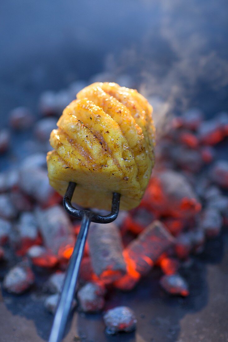 Gegrillte Ananas am Spiess