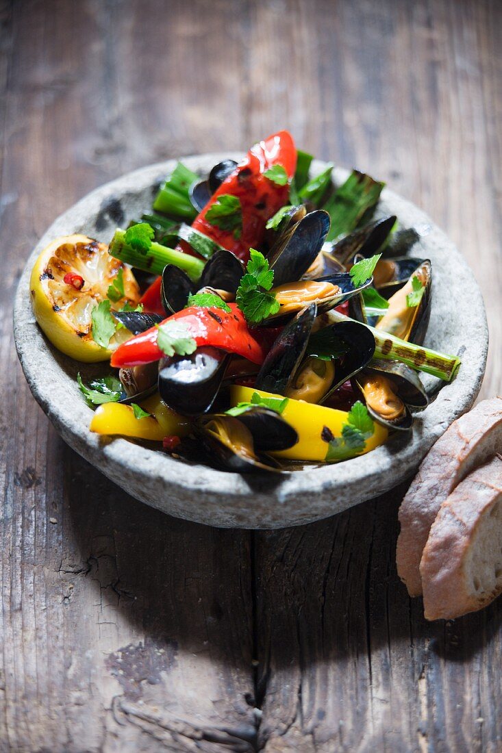 Grilled mussels with vegetables