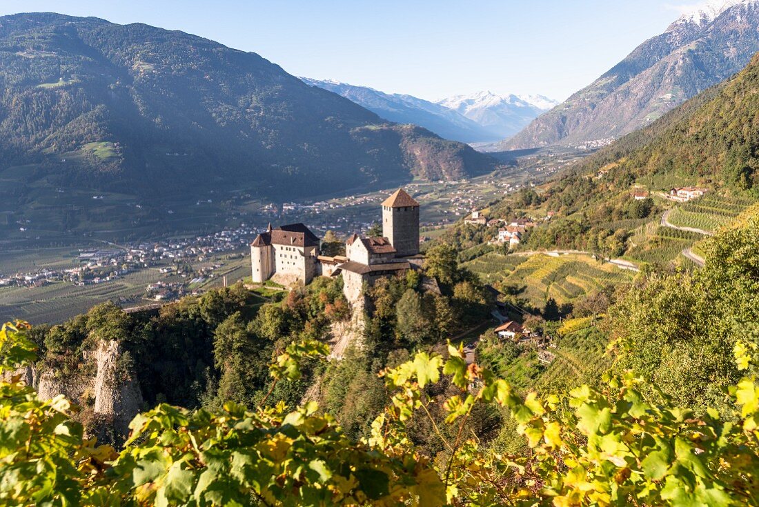 Das Schloss Tirol in Südtirol mit Blick auf Meran