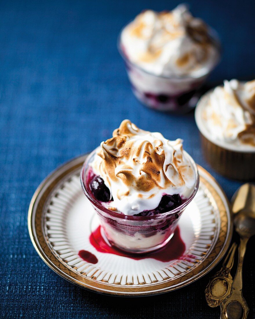 Baked Alaska mit Kirschen