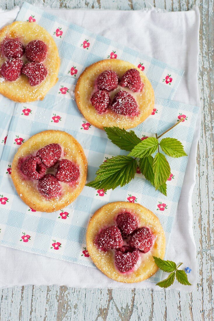 Quick mini tartlets with raspberries