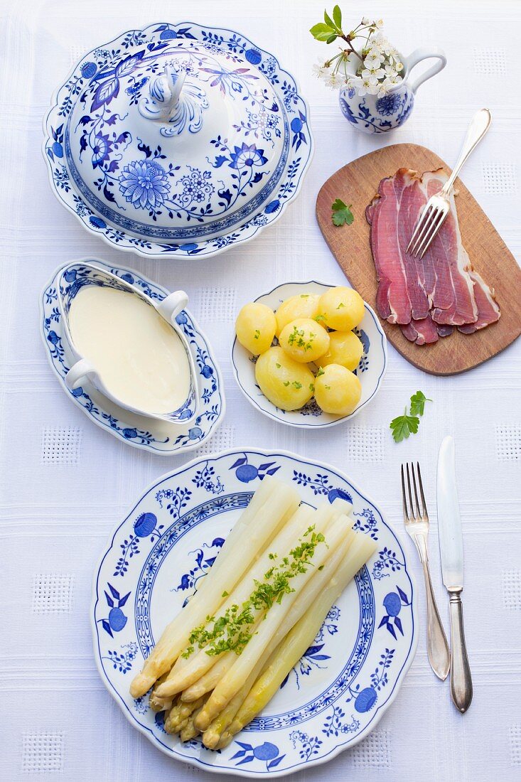 Asparagus with Hollandaise sauce, new potatoes and ham