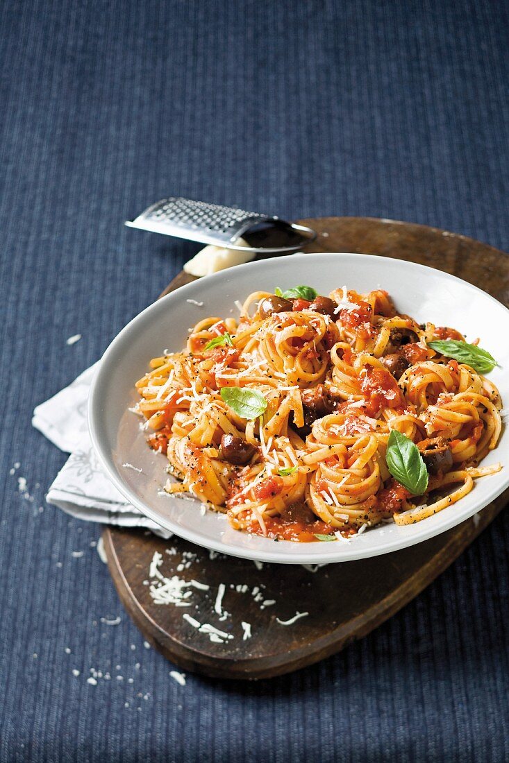 Linguine with tomatoes and olives