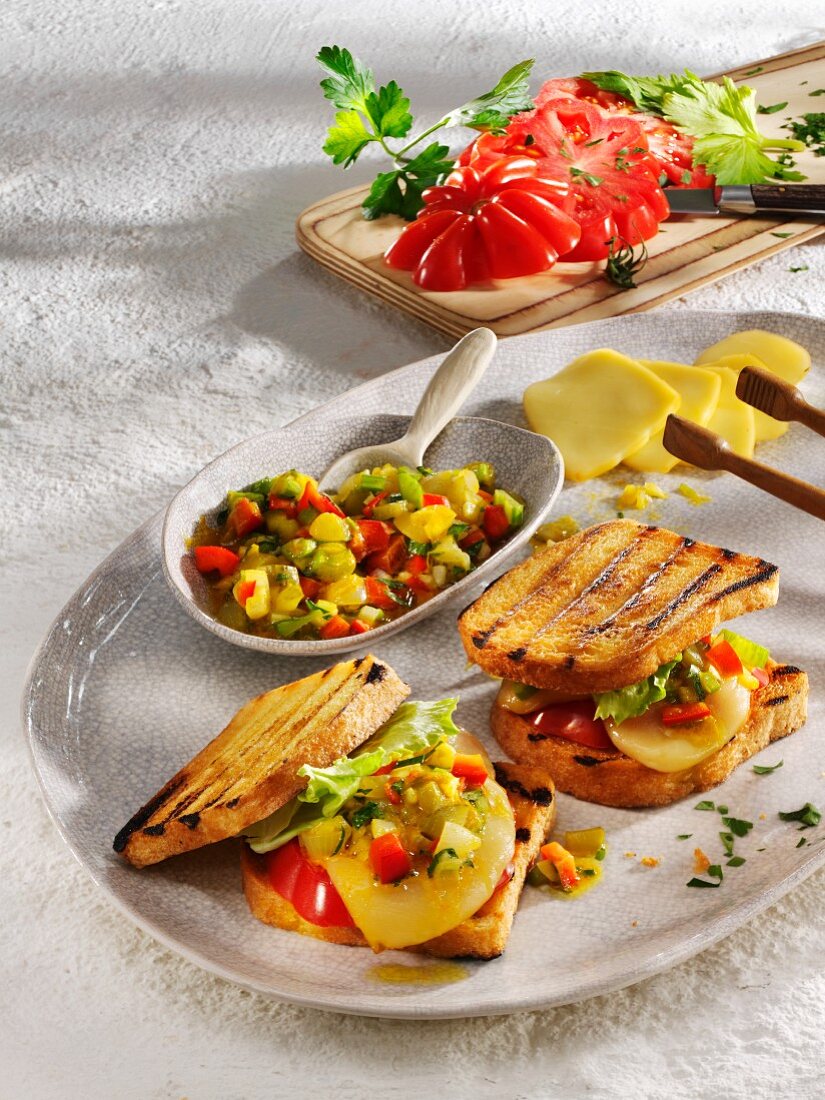 Gegrillte Maisbrot-Sandwiches mit Ochsenherztomaten und Scamorza