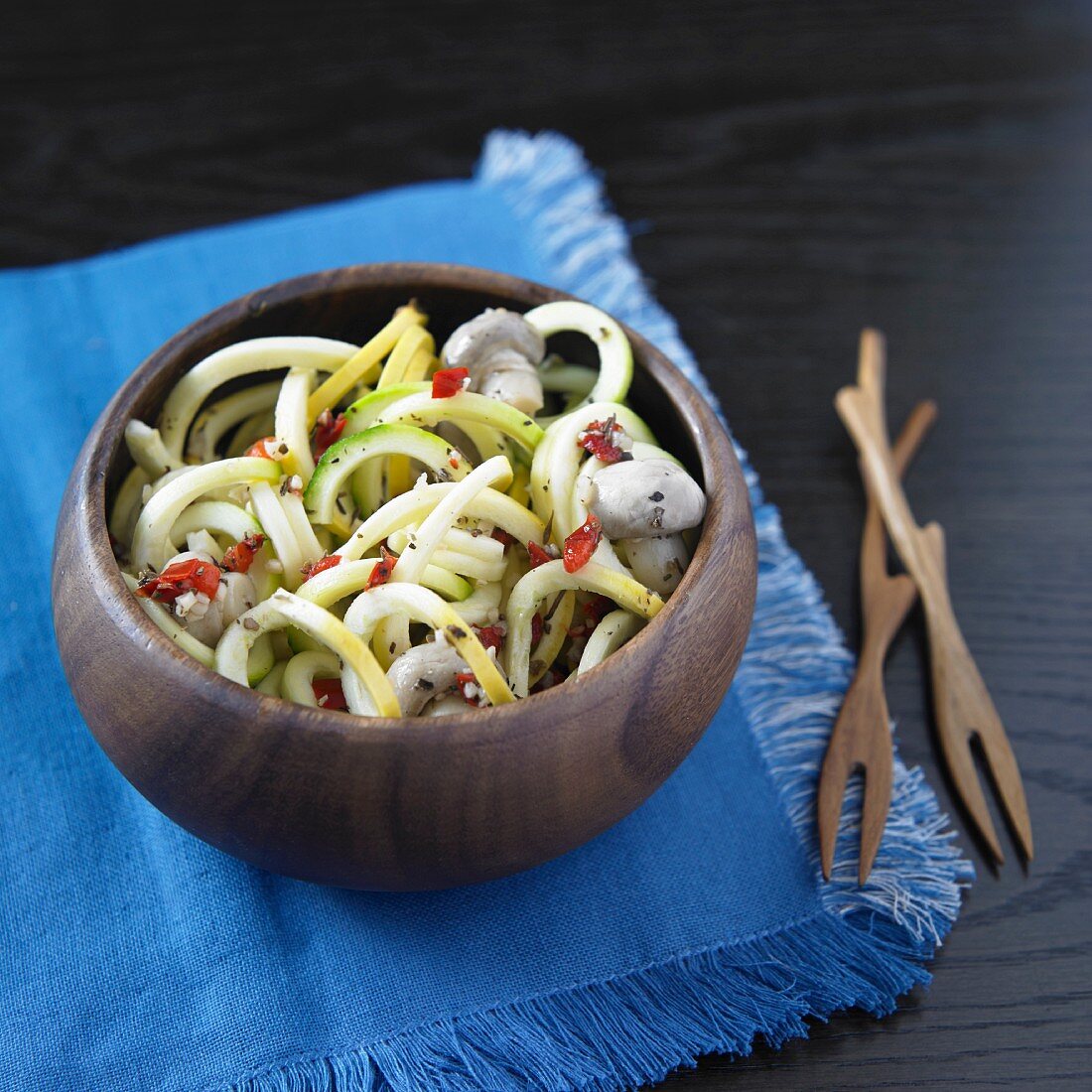 Grüne und gelbe Zucchinispaghetti mit Knoblauch, Paprika, Olivenöl und Champignons