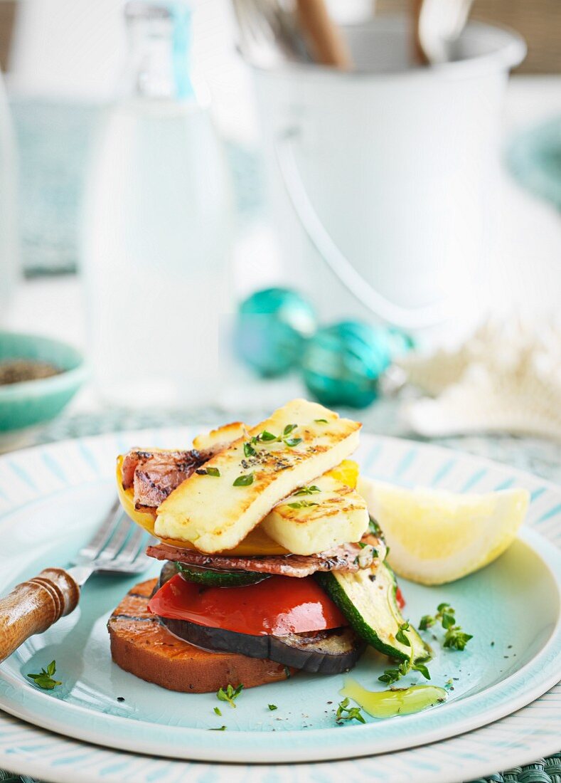 Gemüseturm mit Halloumi zu Weihnachten