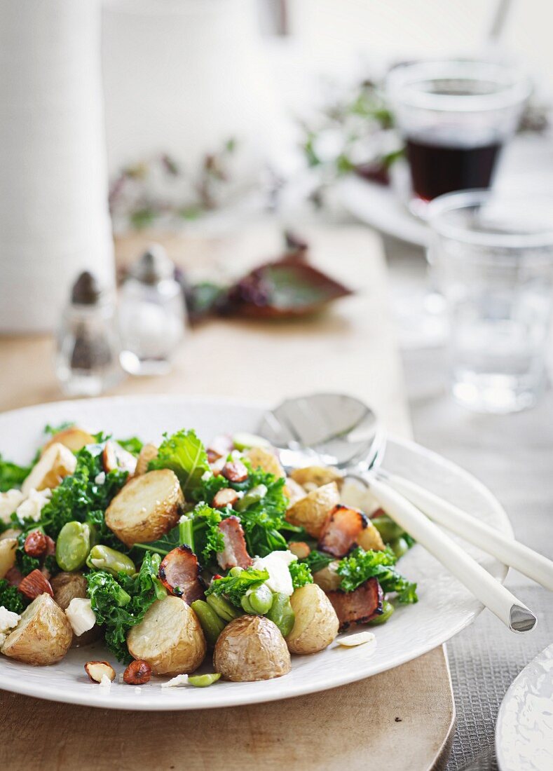 Kartoffelsalat mit Grünkohl, Bohnen und Speck