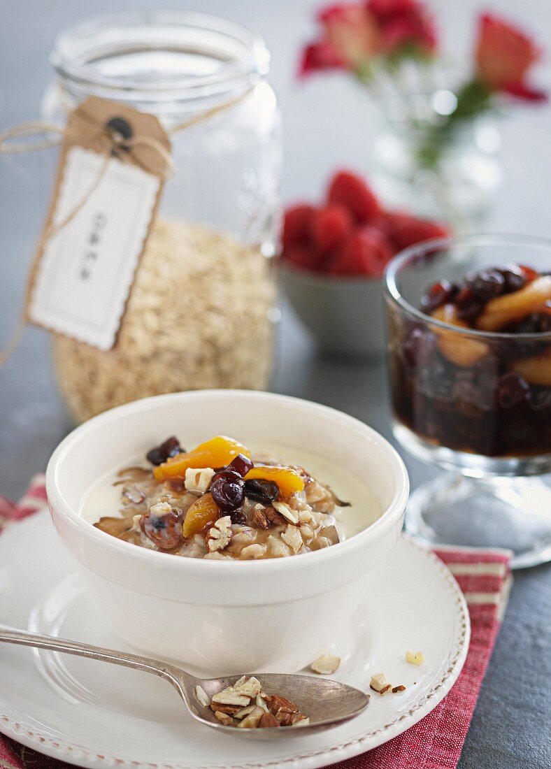 Porridge mit Nüssen, Trockenfrüchten und Ahornsirup