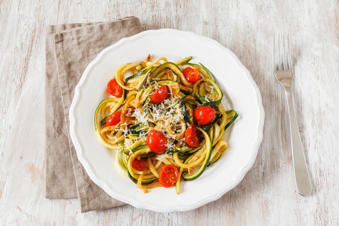 Gemüsespaghetti aus Zucchini mit angedünsteten Kirschtomaten und Knoblauch