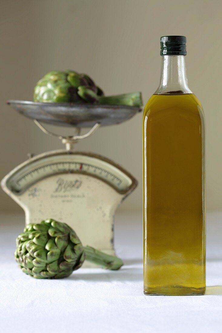 Olivenöl und Artischocken