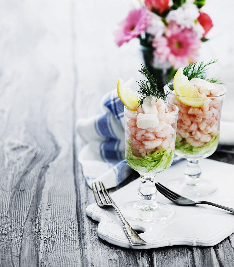 Shrimp cocktails with lemon