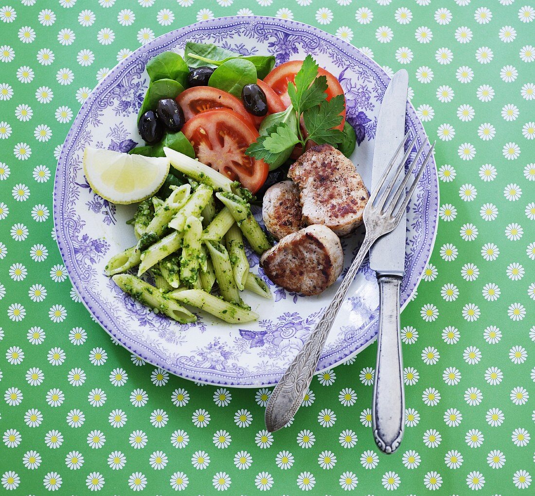 Schweinemedaillons mit Penne, Pesto und Gemüsesalat