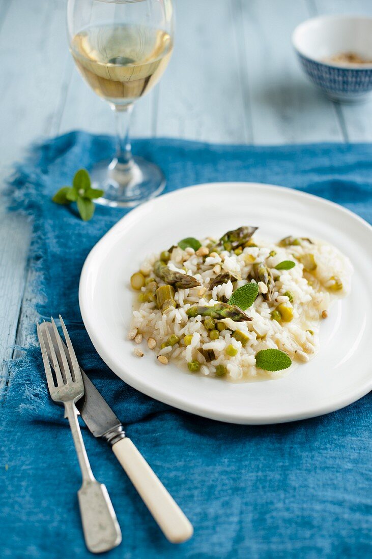 Spargelrisotto mit Erbsen und Salbei