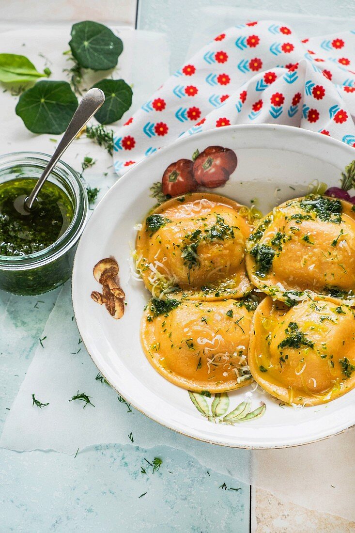 Ravioli mit Ricotta und Kapuzinerkressepesto