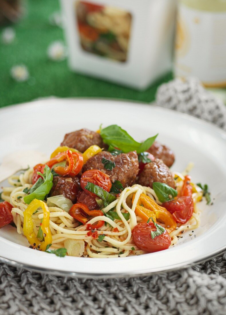 Spaghettisalat mit Hackbällchen