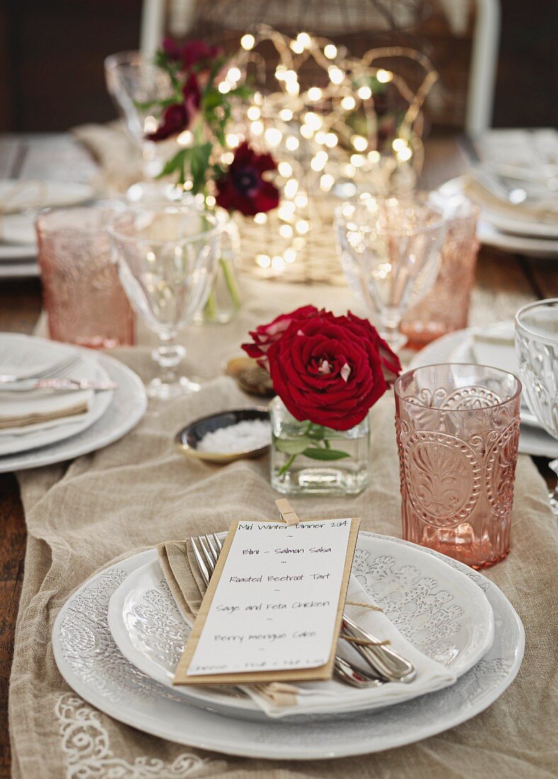 Festlich gedeckter Tisch mit Rosendeko