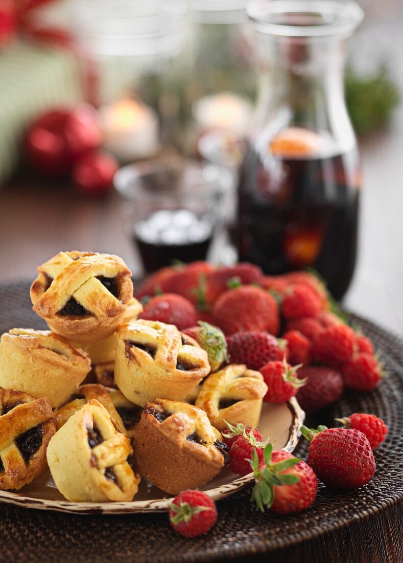 Mince Pies und frische Erdbeeren