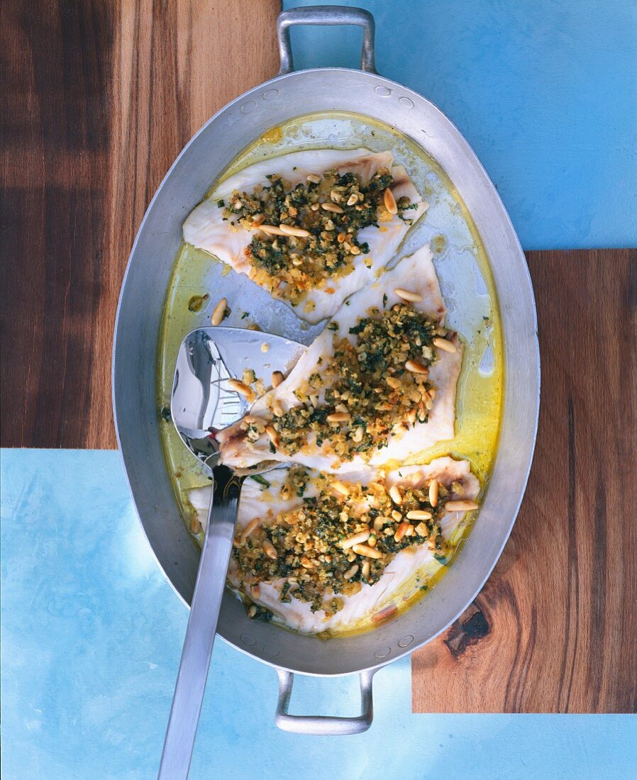 Zander fillet with pesto and pine nuts (seen from above)