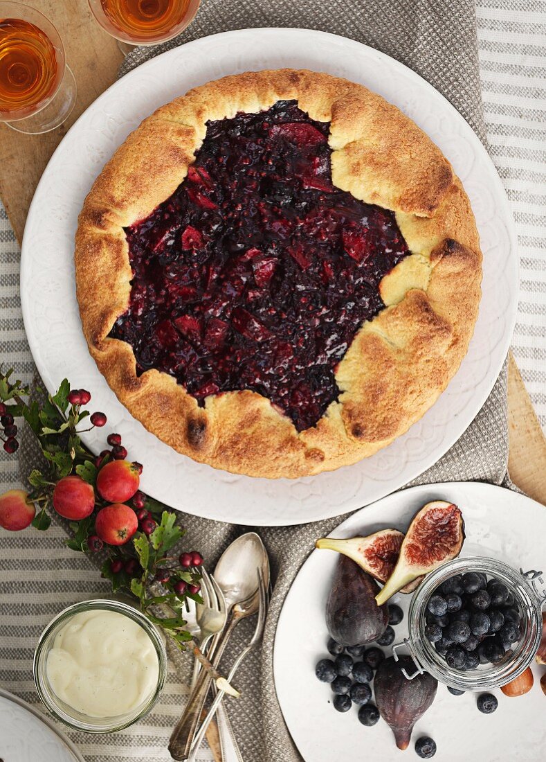 Berry pie with figs (seen from above)