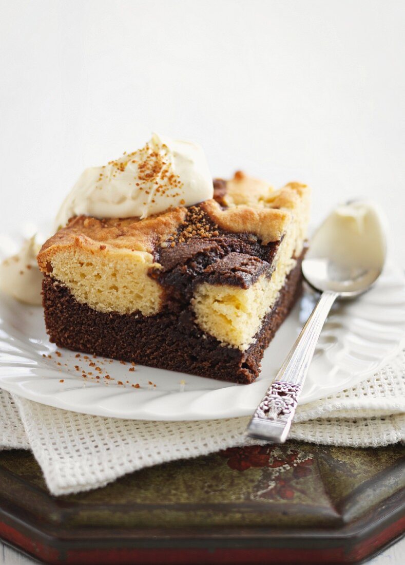 Schokoladen-Vanille-Brownie mit Zimtsahne