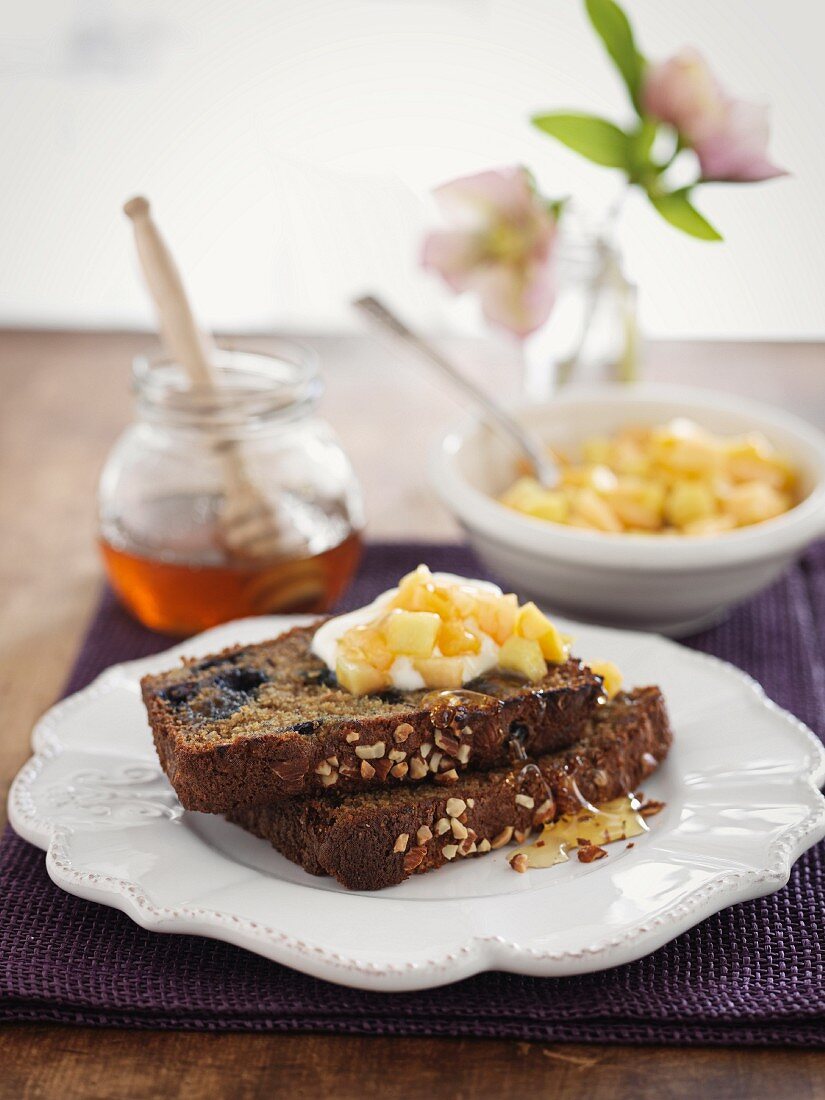 Blueberry cake with honey