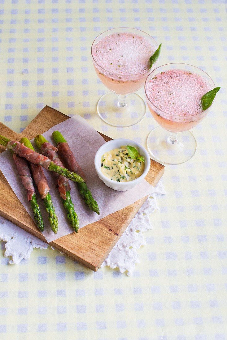 Spargel im Schinkenmantel mit Basilikum-Mayonnaise und Erdbeercocktails