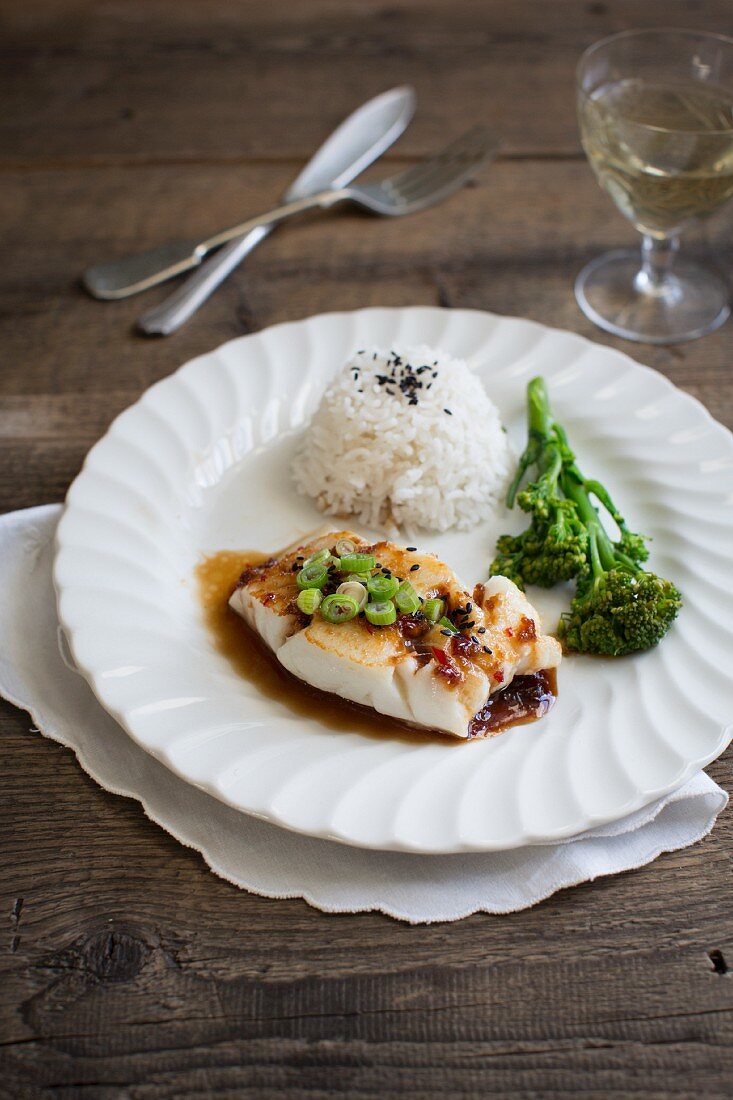 Teriyaki-Kabeljau mit Frühlingszwiebeln, schwarzem Sesam, Reis und Brokkoli