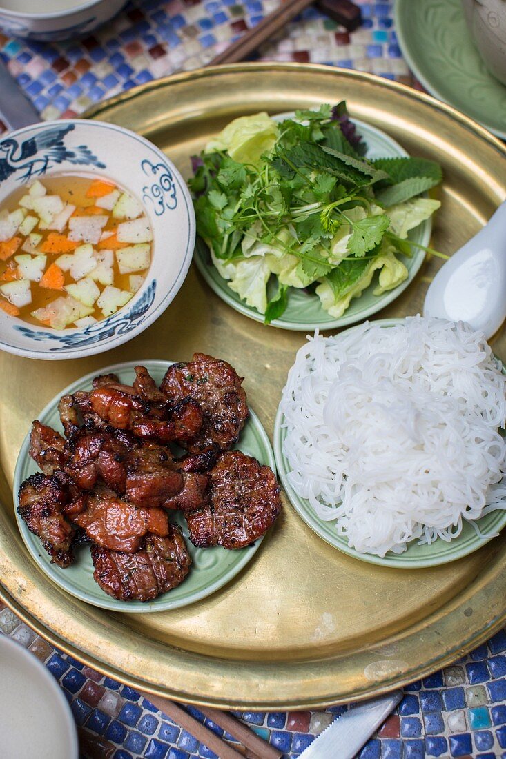 Bun cha (gegrilltes Schweinefleisch mit Reisnudeln, Hanoi, Vietnam)