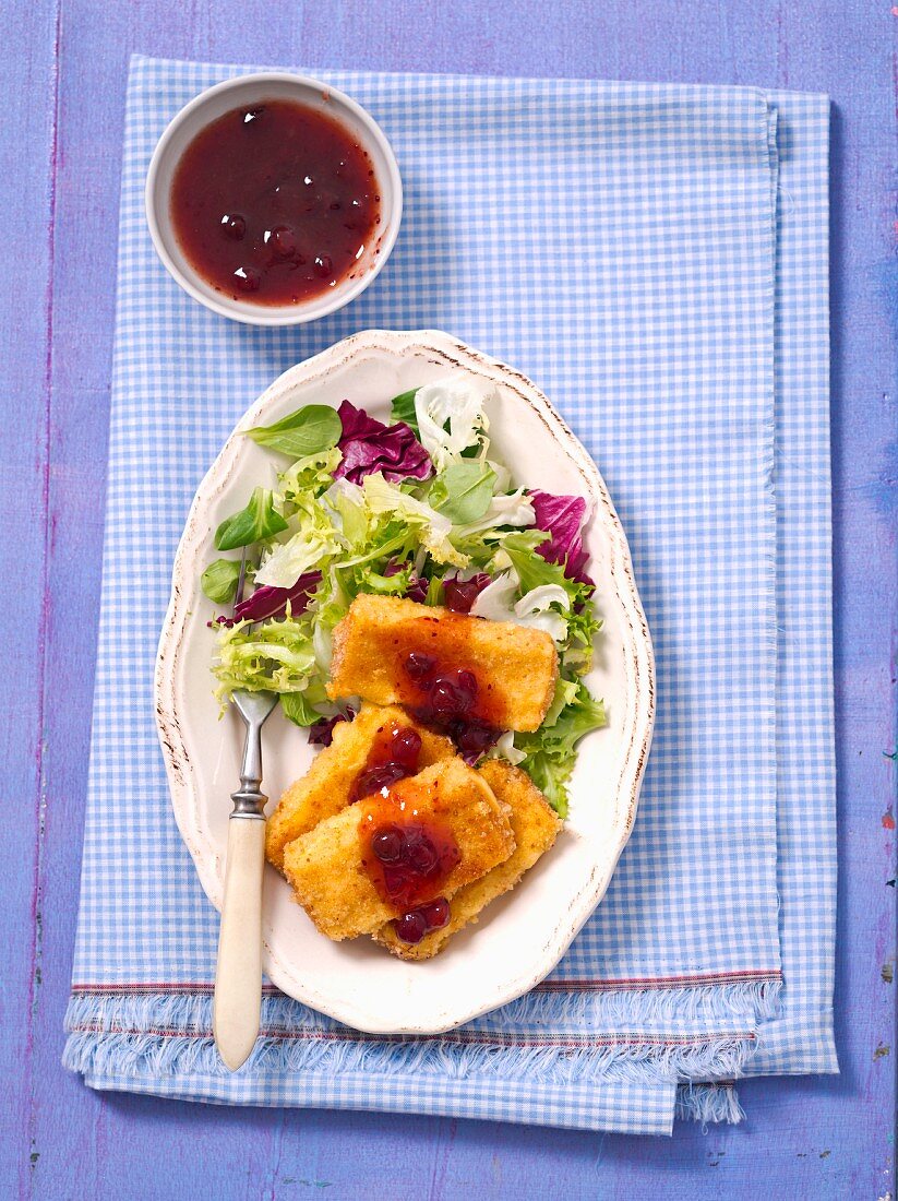 Panierter Käse mit Cranberrymarmelade und Blattsalat