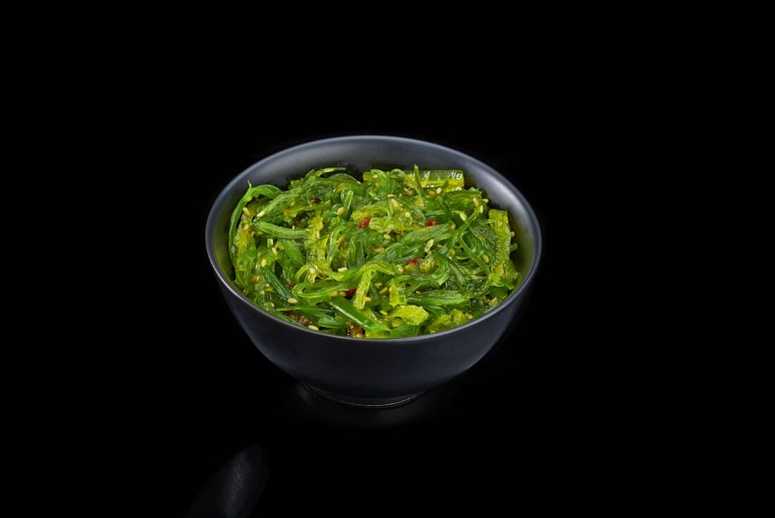 Algae salad in a black bowl (Japan)