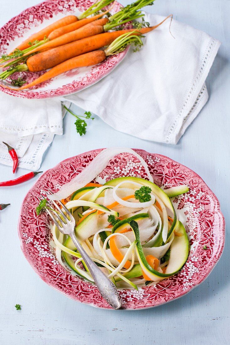 Gehobelte Gemüsebandnudeln von Möhre, Rettich und Zucchini auf Teller