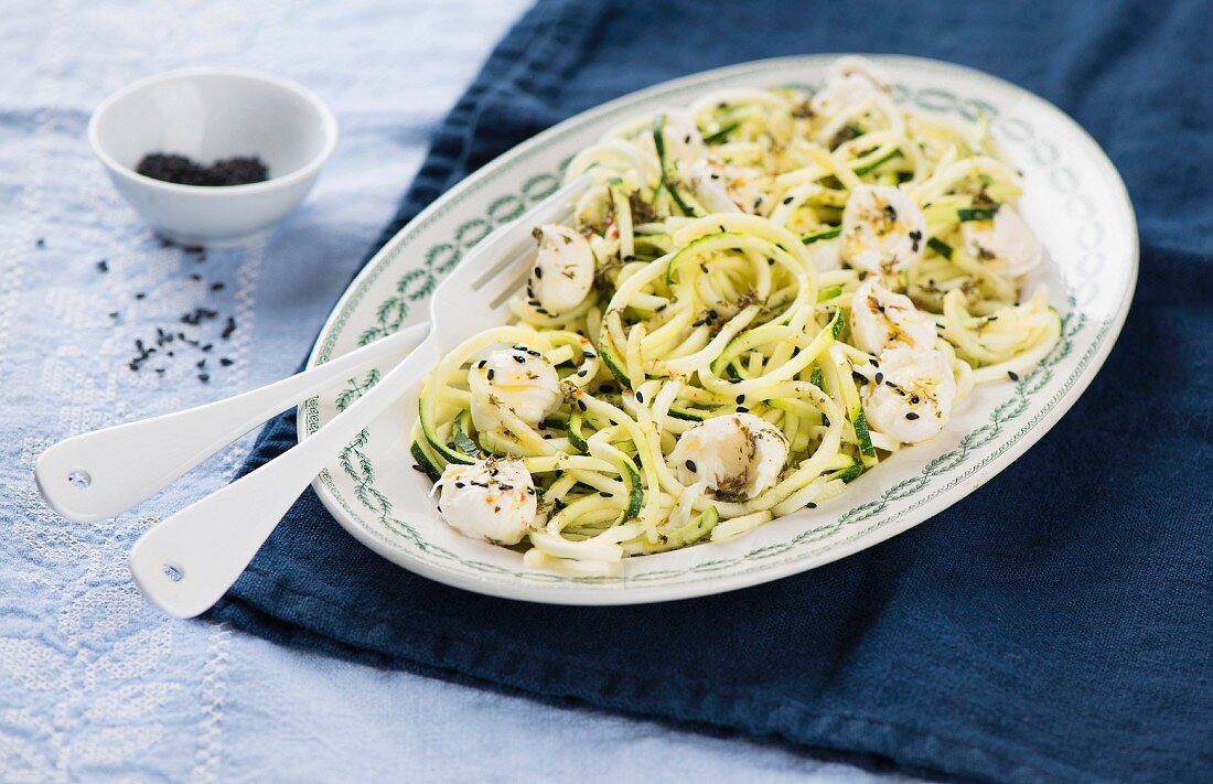 Salat mit Zucchini-Nudeln und Mini-Mozzarella