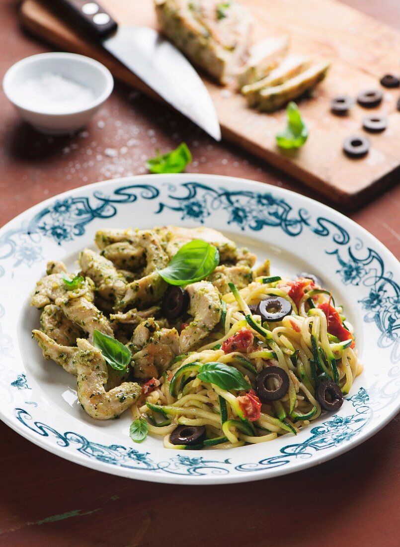 Pesto-Huhn mit Zucchininudeln, oliven und Basilikum