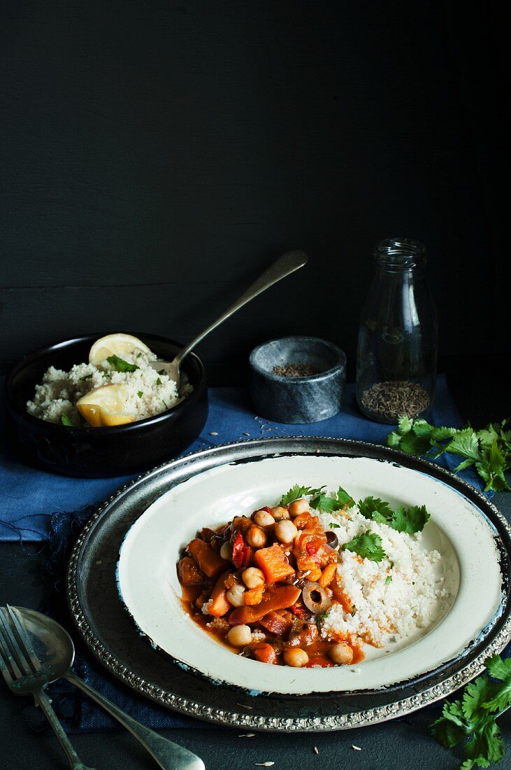 Gemüsetajine mit Couscous und Koriandergrün