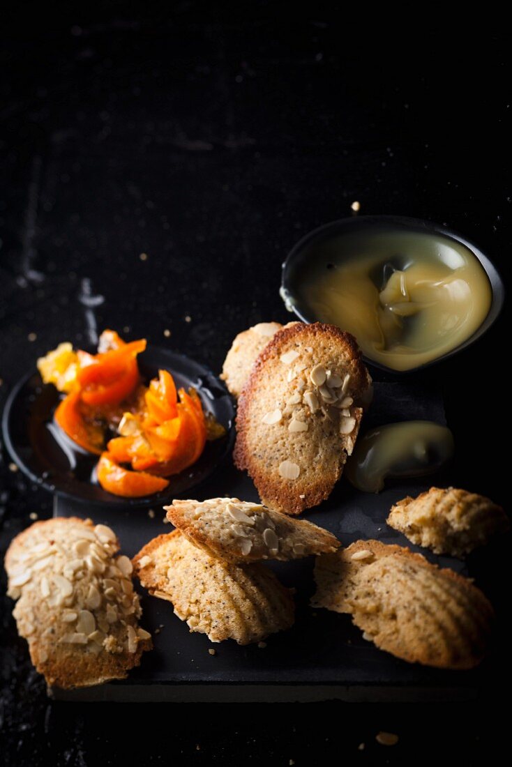 Zitronen-Madeleines mit Mohn und Clementinenmarmelade