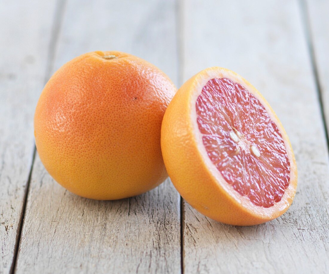 Rosa Grapefruit, ganz und halbiert