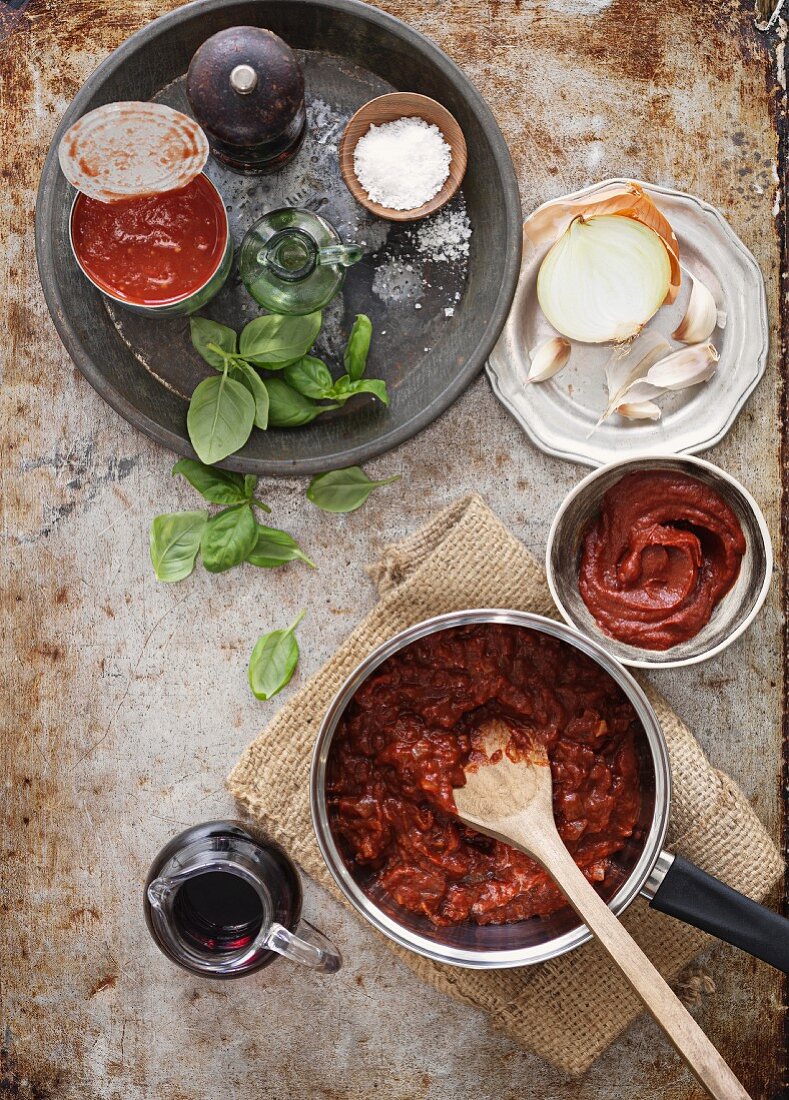 Tomatensauce mit Zutaten