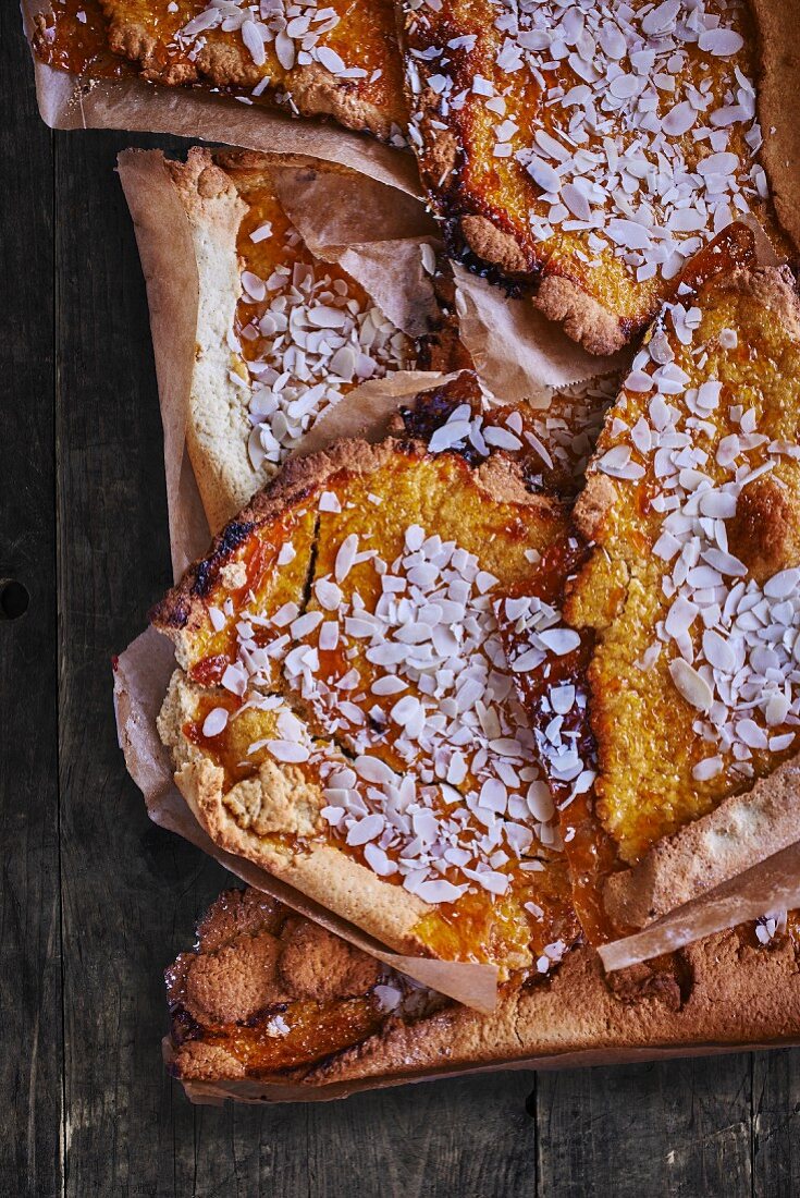 Mandelgebäck mit Marmelade (Draufsicht)