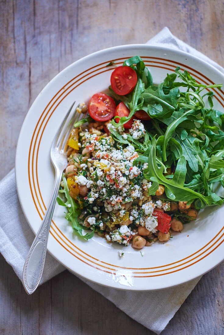 Kichererbsensalat mit Linsen, Ziegenkäse, Tomaten und Rucola