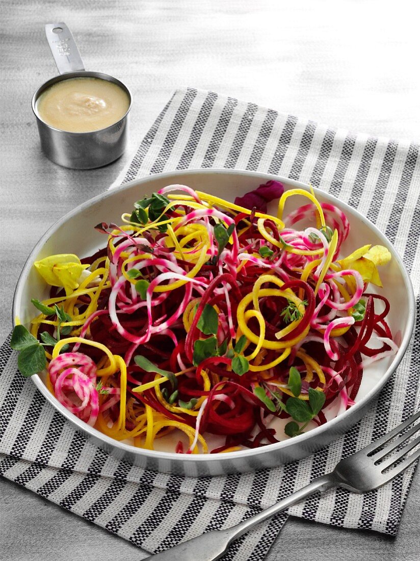 Salat aus spiralisierten Gemüsenudeln mit gelber und Roter Bete