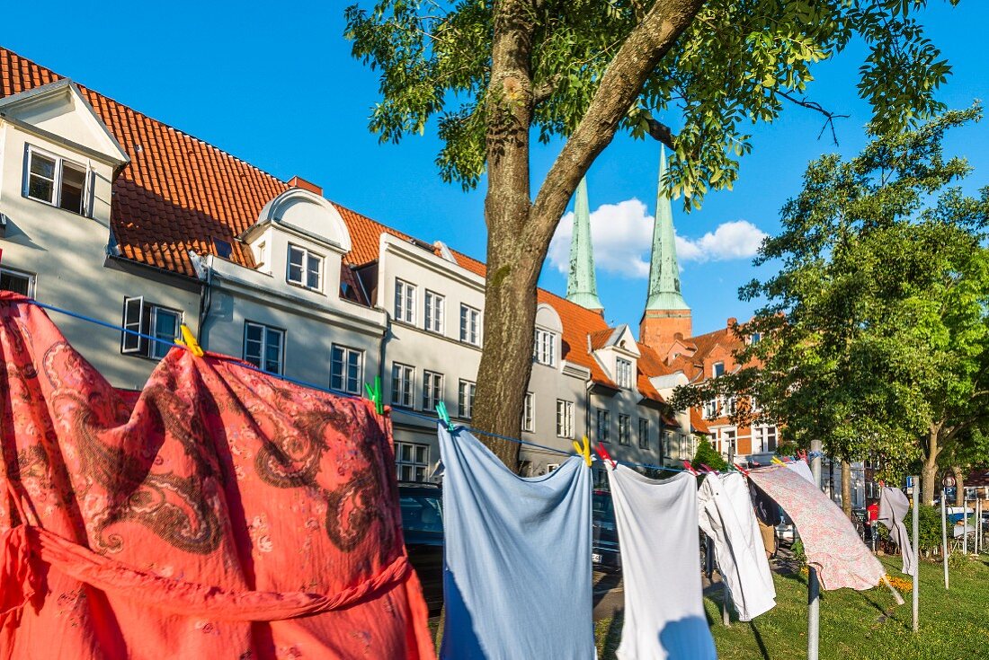 Eine lange Wäscheleine am Traveufer, Lübeck