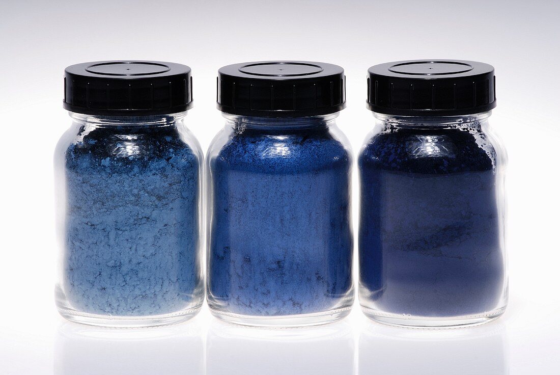 Kleine Gläser mit Pigmenten in blauen Tönen zum Schminken