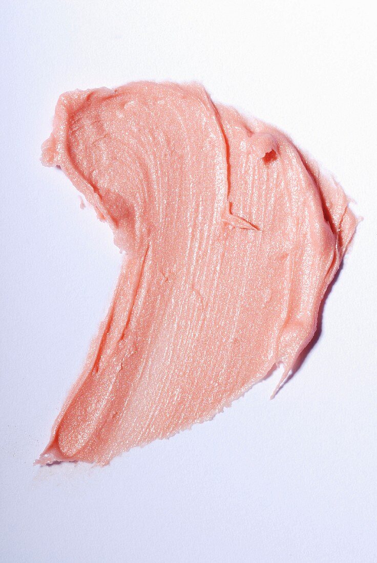 Hellrosa Lippenstift verstrichen auf weißem Untergrund