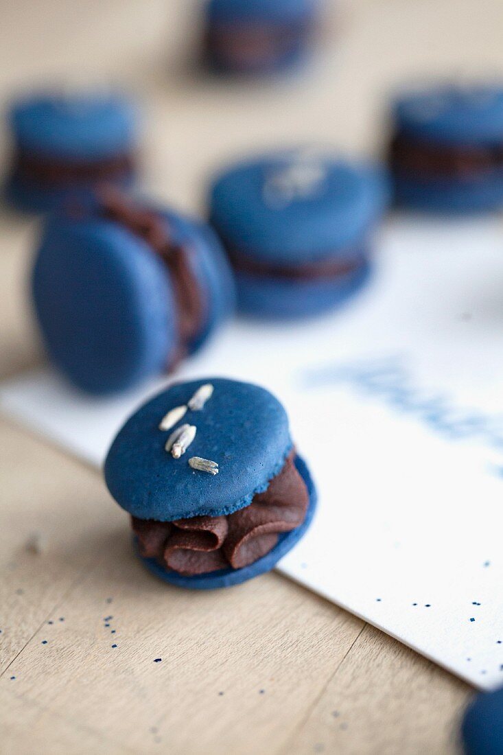 Blaue Lavendel-Macarons mit Schokoladencreme