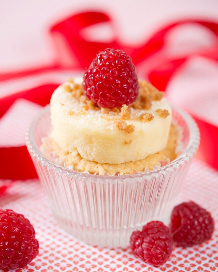 Mini-cheesecake with raspberries