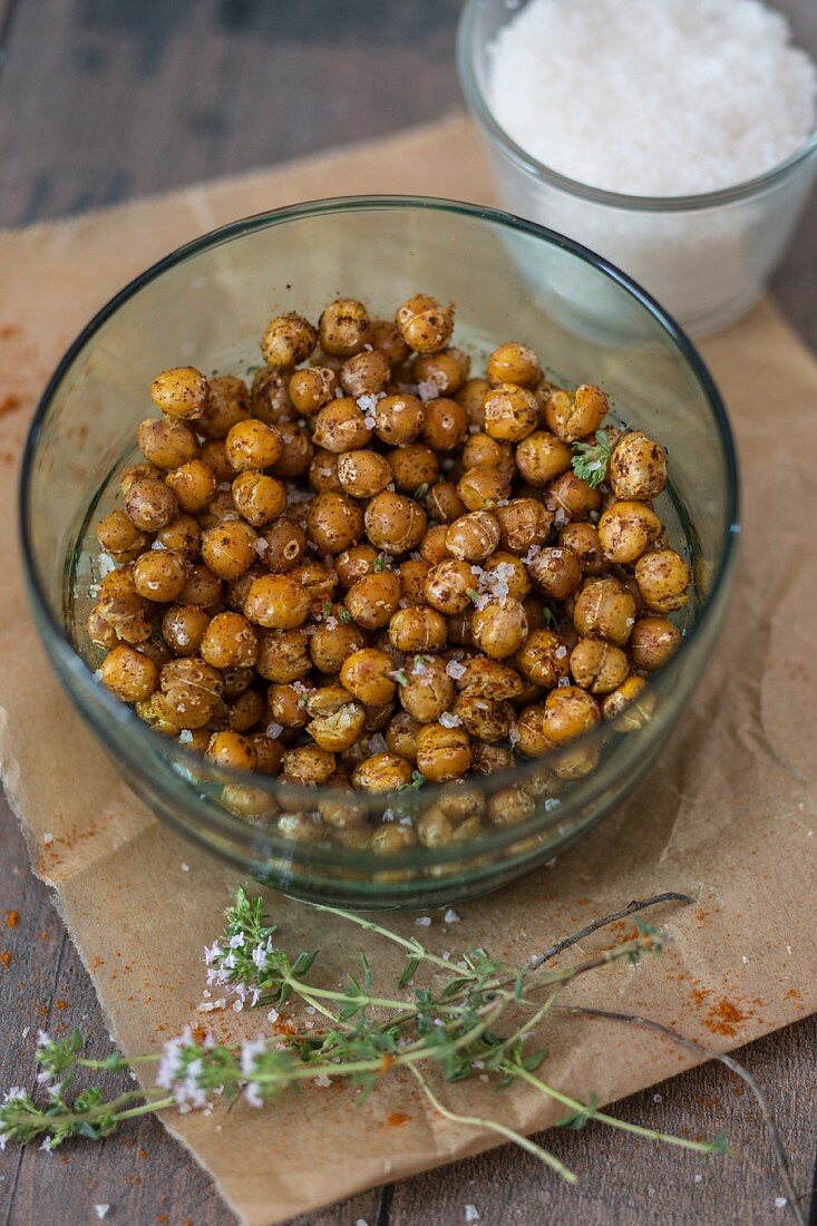 Roasted, salted chickpeas with thymes