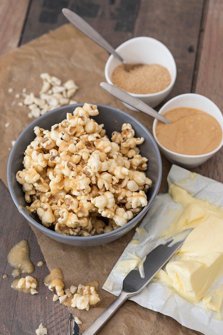 Popcorn flavoured with sugar, peanut mousse and butter