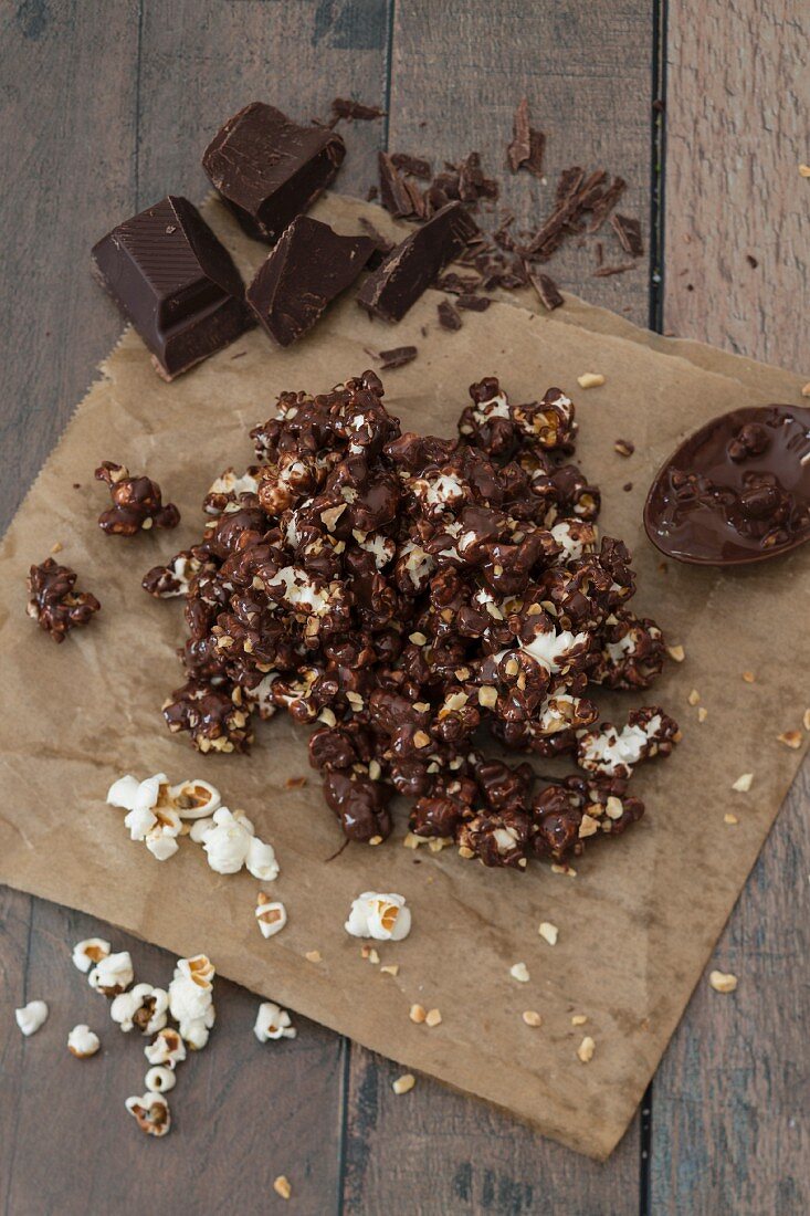 Chocolate popcorn with almonds